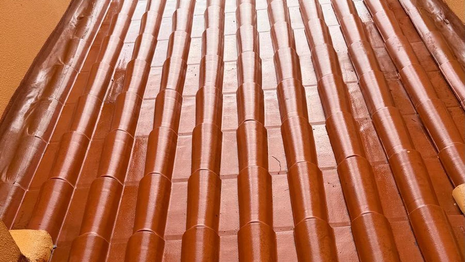 Água de telha cerâmica de canudo tratada com hidrofugante, com a superfície saturada e uniforme