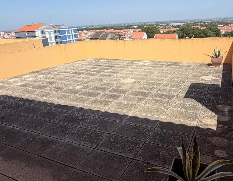 Pavimento do terraço escurecido, com depósitos brancos sobre a lajeta