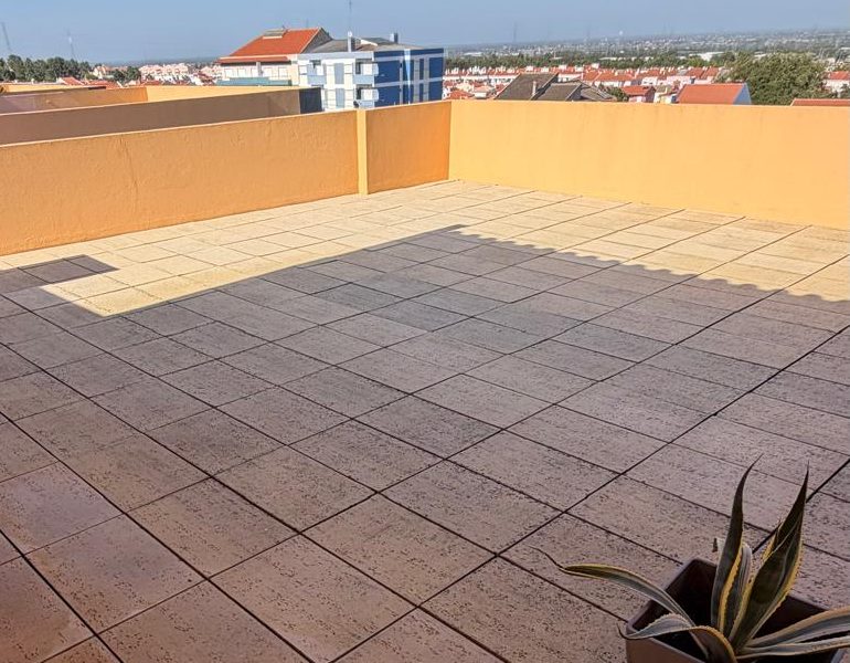 O mesmo pavimento depois de lavado, com a cor da lajeta à vista